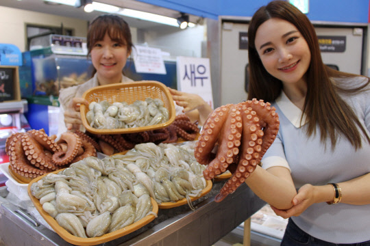 지난 18일 롯데마트 서울역점에서 모델이 문어, 주꾸미, 생낙지 등 여름철 보양 수산물을 소개하고 있다. 롯데마트는 오는 22일까지 보양 수산물을 행사가에 판매한다. <롯데마트 제공>